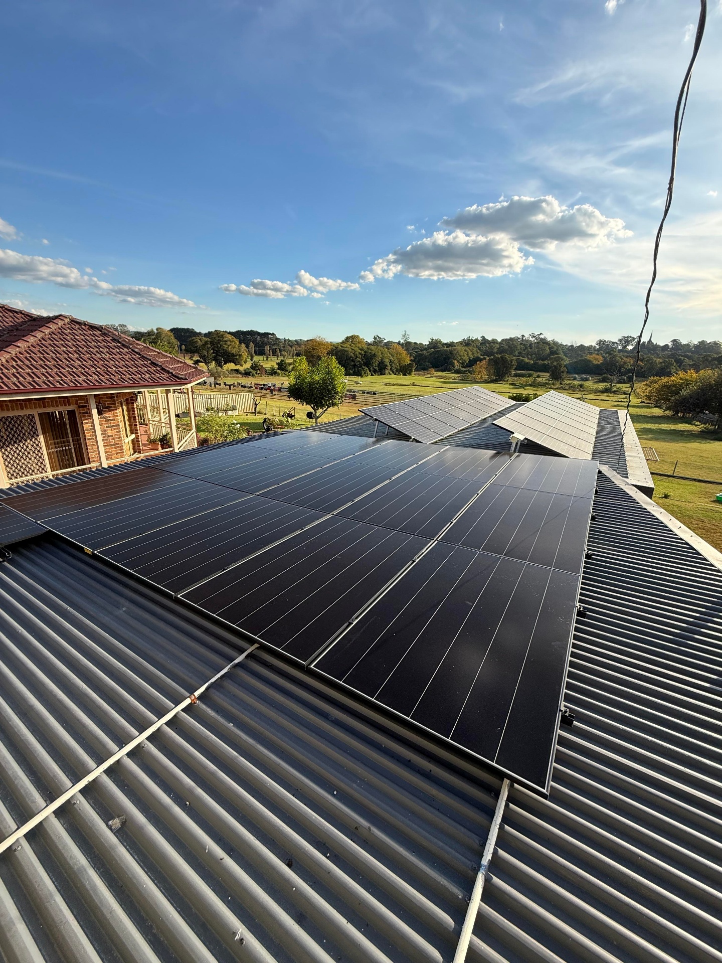 Large rooftop array with tilt racking